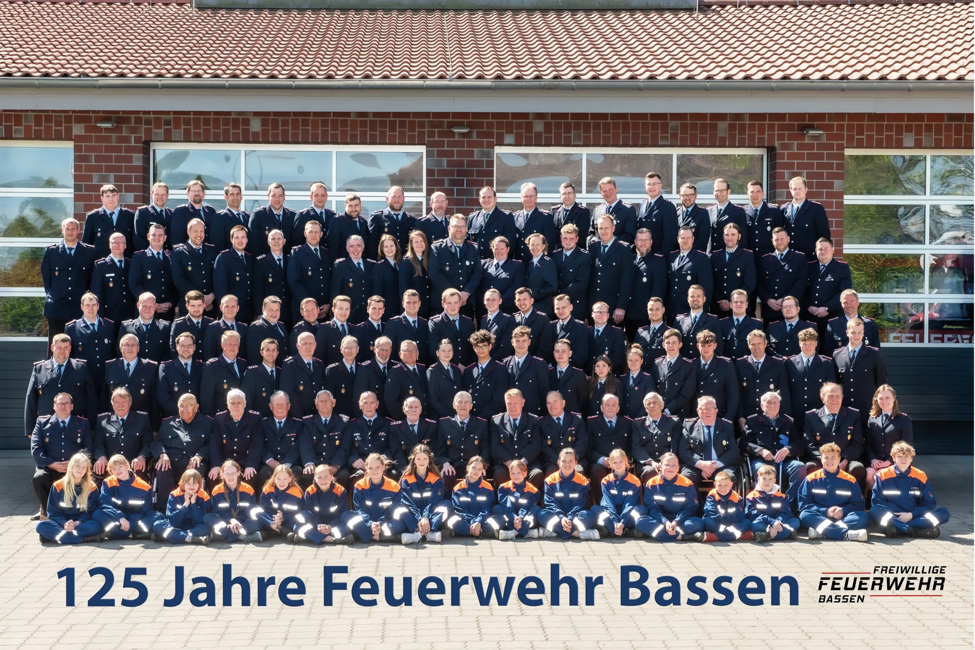 Gesamtfoto mit allen Mitgliedern der Feuerwehr Bassen