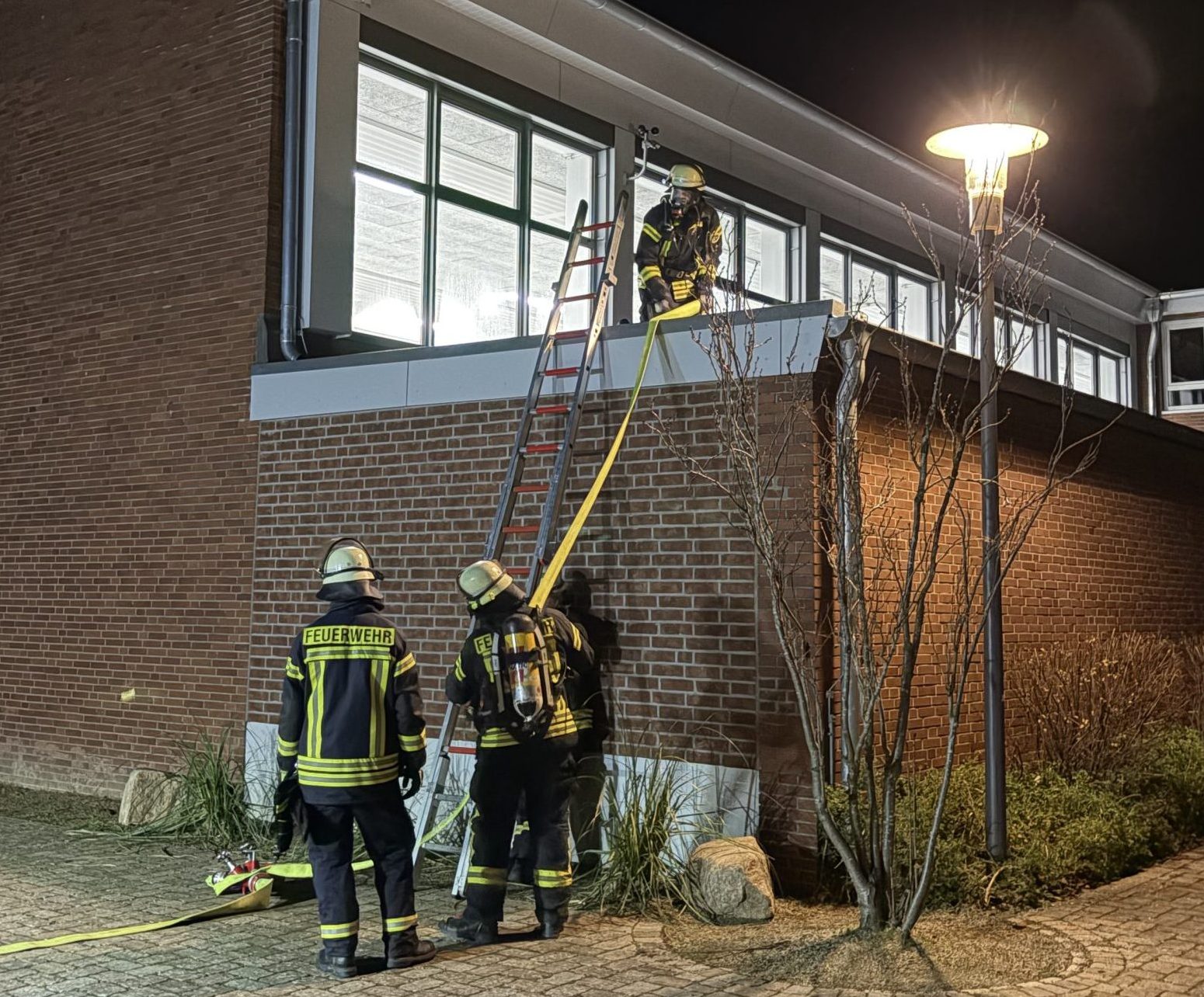 Feuerwehrleute steigen hinauf