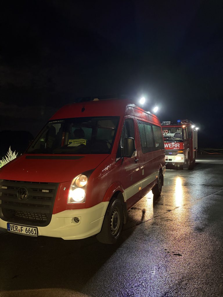 Einsatzfahrzeuge im dunkeln